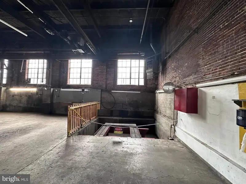 Industrial Building with 6 Bay Truck Repair Facility on 1.47 Acres Near Downtown