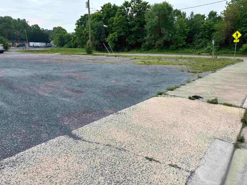 Versatile 4,020 Sq Ft Mixed-use Building on 6 Mx-b Zoned Lots