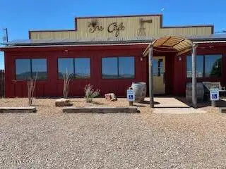 Commercial Building in Sonoita with Equipped Kitchen and Solar Panels