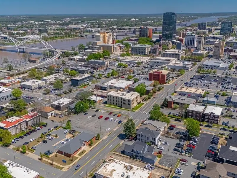 Remodeled Commercial Building Near I-630, Downtown Little Rock – Ideal for Office or Apartment