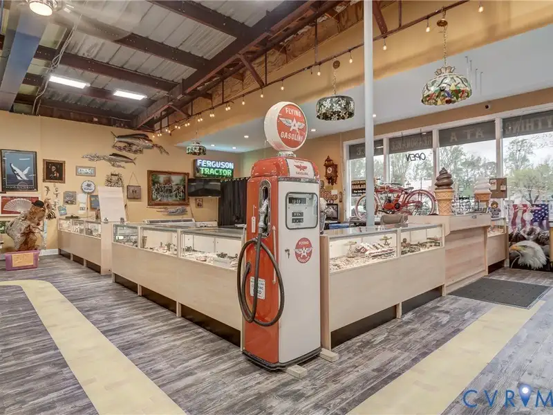 Renovated Commercial Building with 3 Businesses in Prime Montross Location
