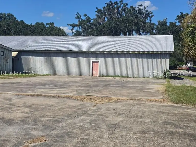 Prime Commercial Property with Multiple Buildings and Parking in Ridgeland Center