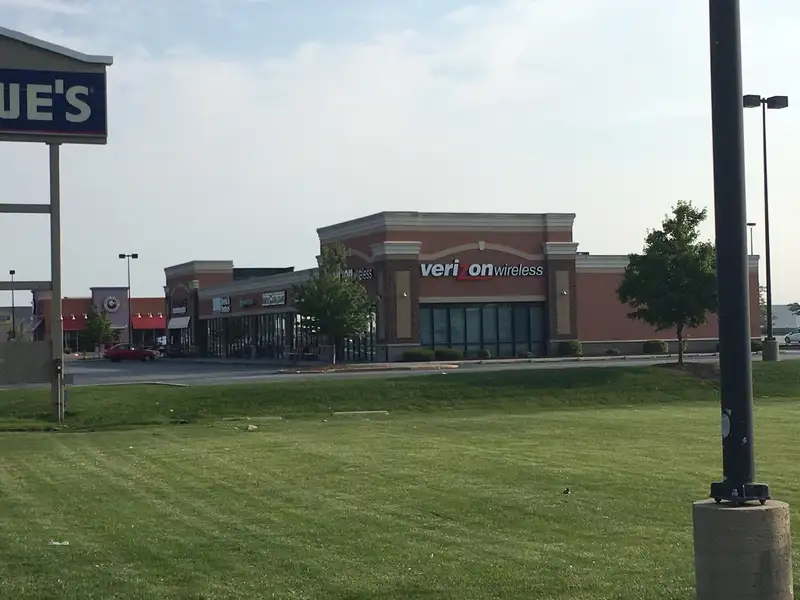 Commercial Retail Space on Kinzie Ave, Adjacent to Lowe's and Oberweis Ice Cream