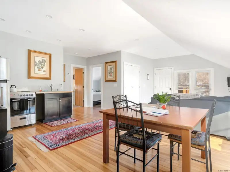 Renovated Pub and Hotel in Prime Woodstock Location with Restaurant and Apartments