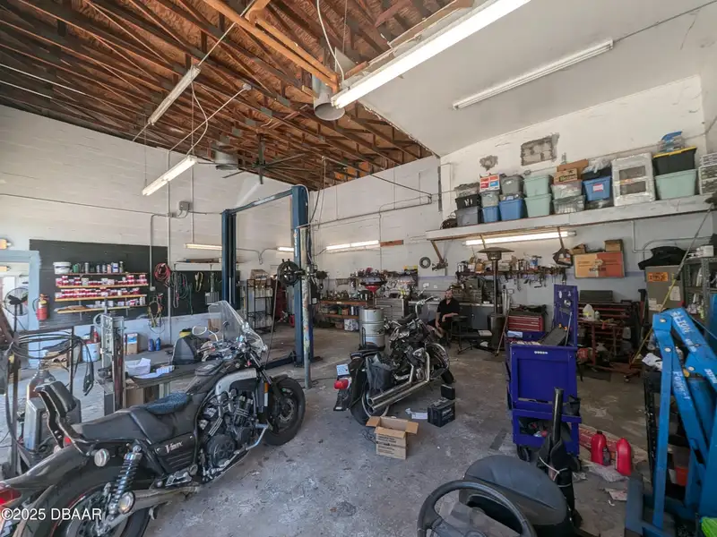 Freestanding Auto Repair Building on High-traffic Corner Lot in Mason Avenue