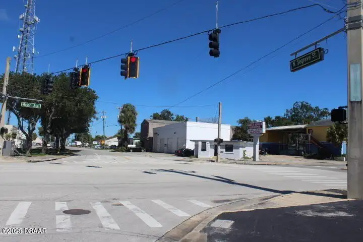 Freestanding Auto Repair Building on High-traffic Corner Lot in Mason Avenue