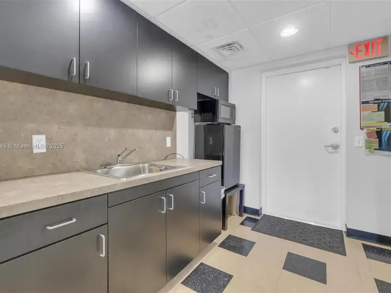 Modern 853 Sf Office Suite in Prime Fort Lauderdale Location with Parking