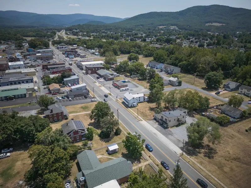 Mixed-use Property in Elkton: Antique Store with 3-bedroom Apartment and Ample Parking