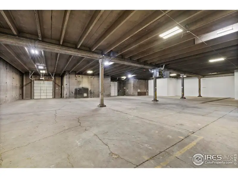 10,525 Sf Commercial Warehouse for Rent in Concrete Tilt-up Industrial Building