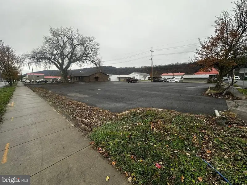 Versatile 3,200 Sq Ft Brick Building in High-traffic Location with Ample Parking
