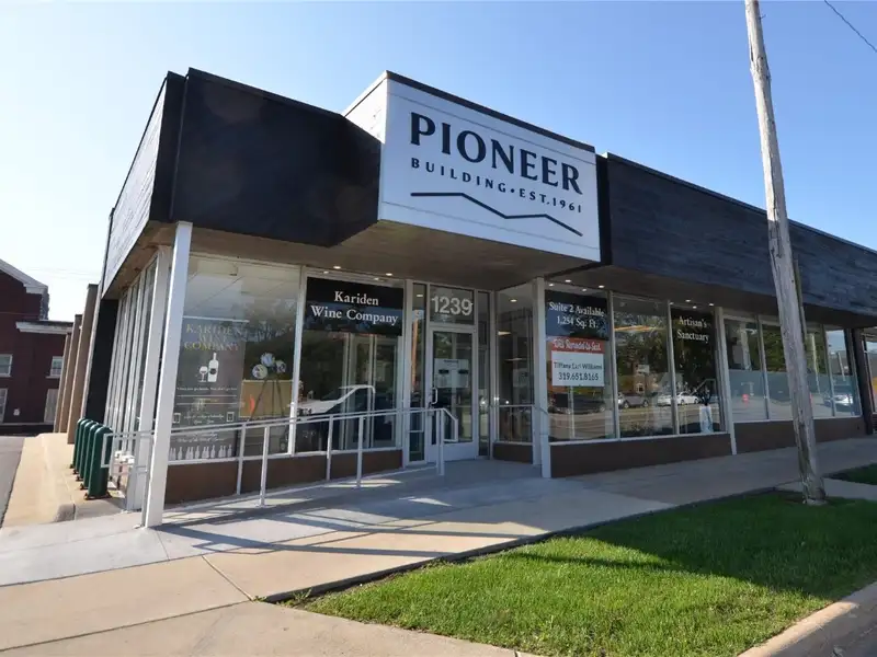 Commercial Property in Medquarter, Prime 1st Avenue Location Near Coe College