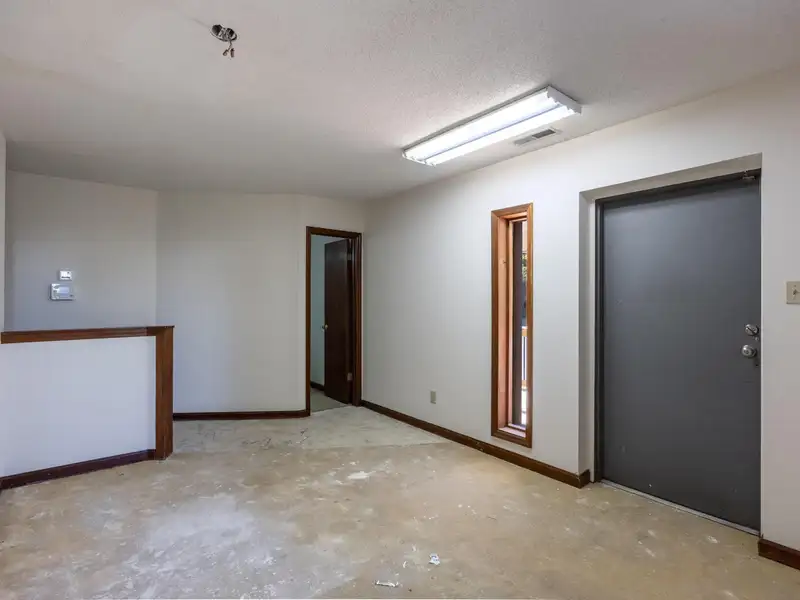 3,600 Sq Ft Commercial/industrial Unit for Lease with Offices and Large Work Area