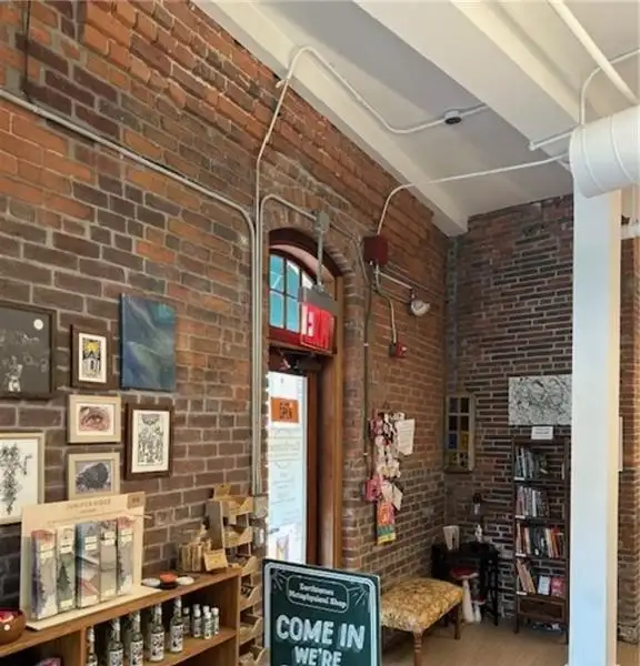 Boutique Retail/office Space in Corliss Landing, Providence with High Ceilings and Natural Light