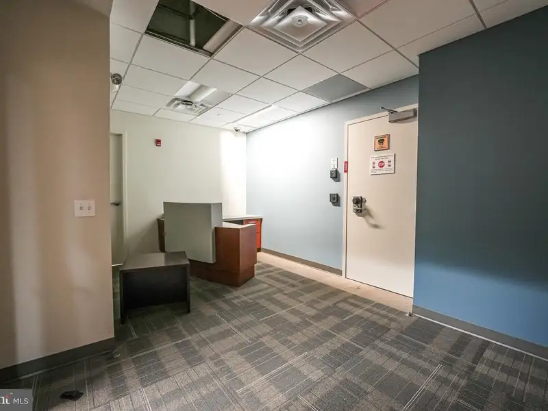 Secure Commercial Office Space in West Metro Plaza - 3101 Sq Ft, Icd 705 Compliant
