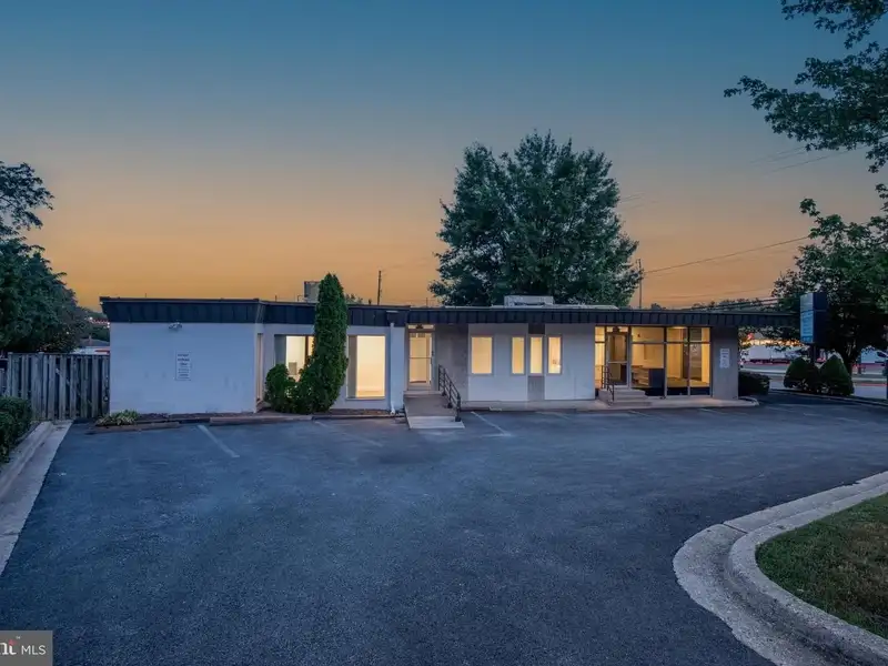 Versatile Commercial Property in Northwood Park, Ideal for Offices, Retail, or Light Industrial