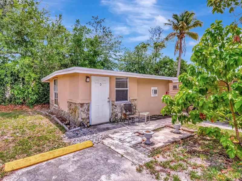 Well-maintained 6-unit Multifamily Property in South Florida with Value-add Potential