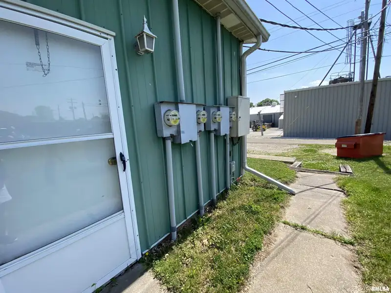 Versatile Commercial Property in Prime Location - 314 W Ash St, Chillicothe, Il