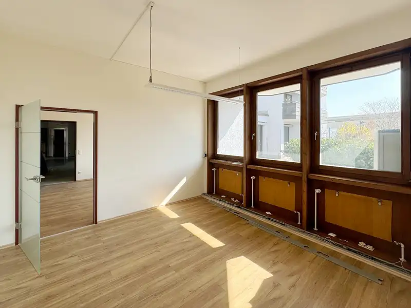 Versatile Commercial Unit for Sale in Central Landshut with Parking and Outdoor Space