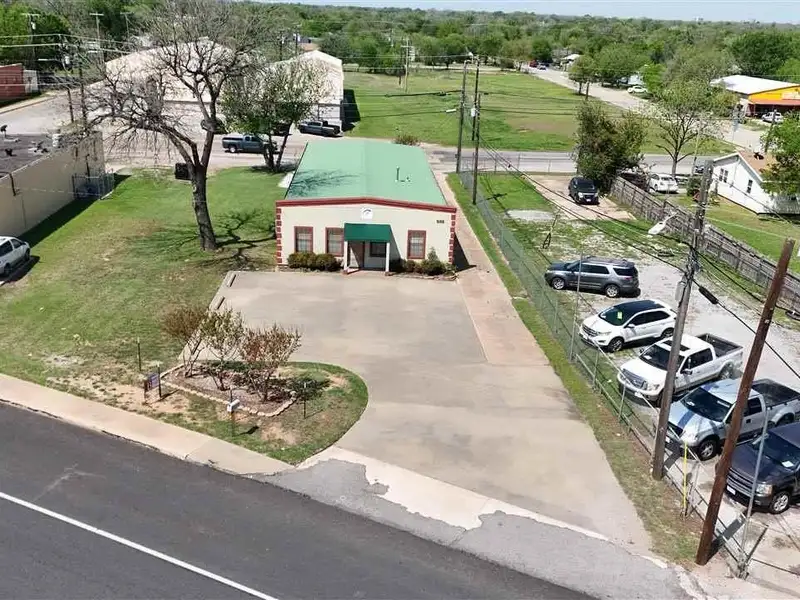 Commercial Building with Office and Warehouse Space in Prime Location