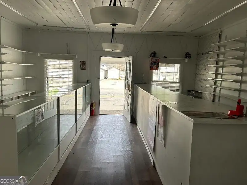 Commercial Building with Spacious Lot in Downtown Lyerly