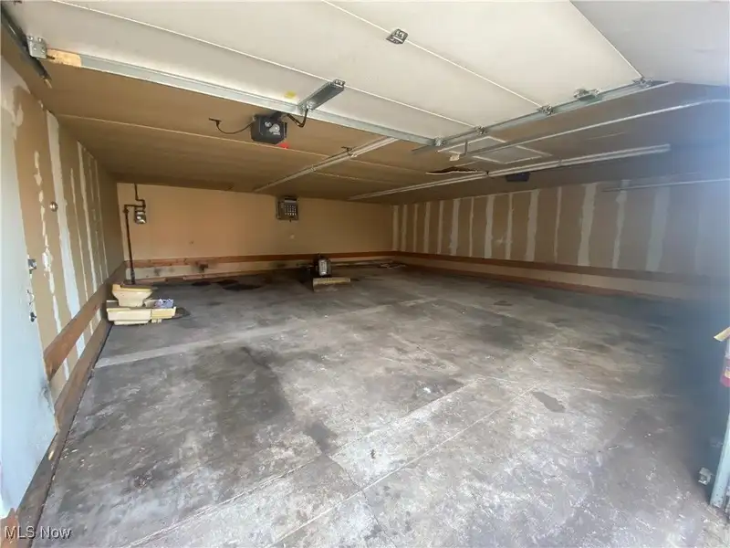 Commercial Garage Space in Canton City - 992 Sq Ft with Dual Garage Doors