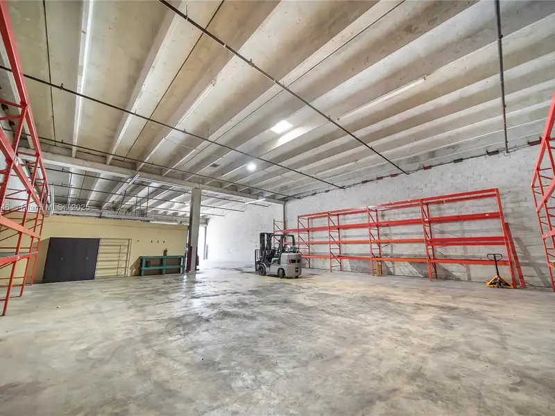 Commercial Property in Doral - Prime Location Near Miami International Airport and Amenities