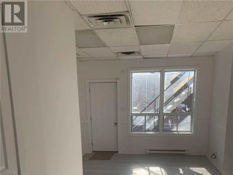 Spacious 2-bedroom Apartment with Rooftop Access in Prime St. Clair Location
