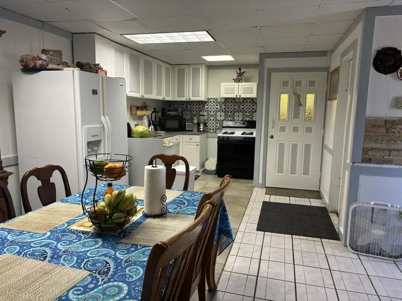Mixed-use Property with 1-bedroom Apartment in Well-maintained Building