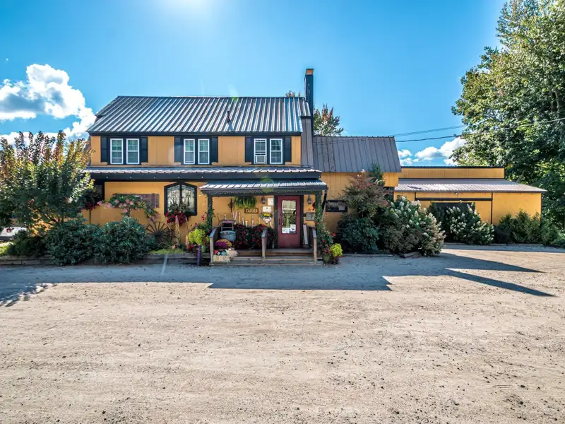 Irish Pub and Restaurant with Mountain Views on 1.64 Acres in North Conway