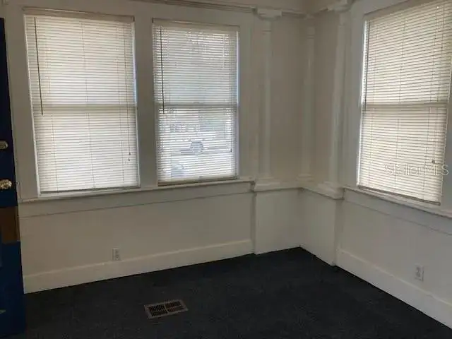 Mixed-use Property in Hyde Park with Office and Residential Units, Walkable Neighborhood