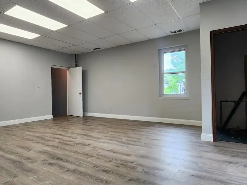 Commercial Space for Lease in Sea Cliff – 450 Sf Office/storage Unit