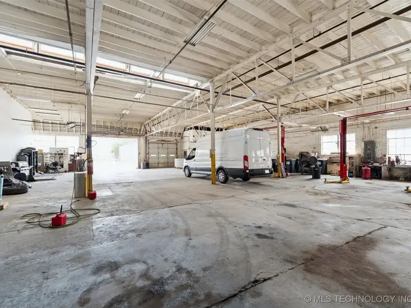 Historic Multi-use Building on Main Street, Bristol - Route 66 Landmark with Renovations