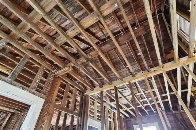 Versatile Commercial Property Near Downtown – 7,000 Sq Ft with Multiple Utilities and Parking
