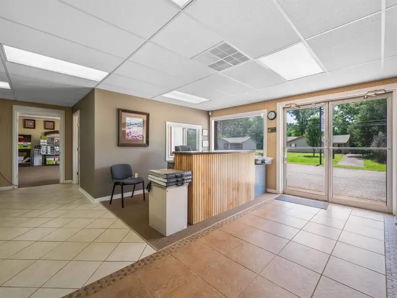 Commercial Property with Showroom and Warehouses on Us Hwy 100 W