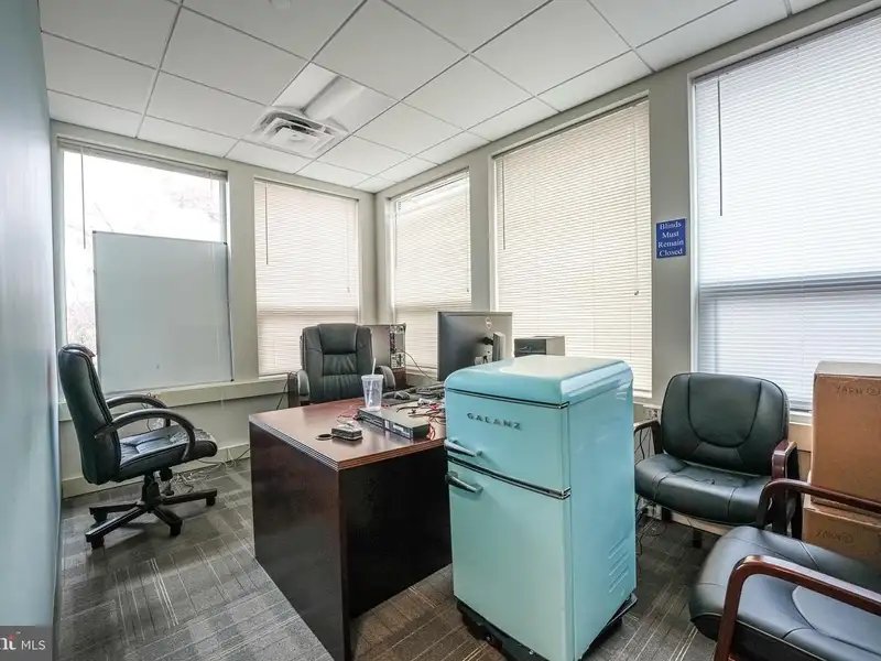 Secure Commercial Office Space in West Metro Plaza - 3101 Sq Ft, Icd 705 Compliant
