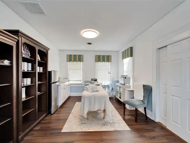 Office Suites in Hyde Park with Conference Rooms and Ample Parking