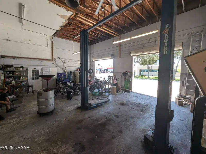 Freestanding Auto Repair Building on High-traffic Corner Lot in Mason Avenue