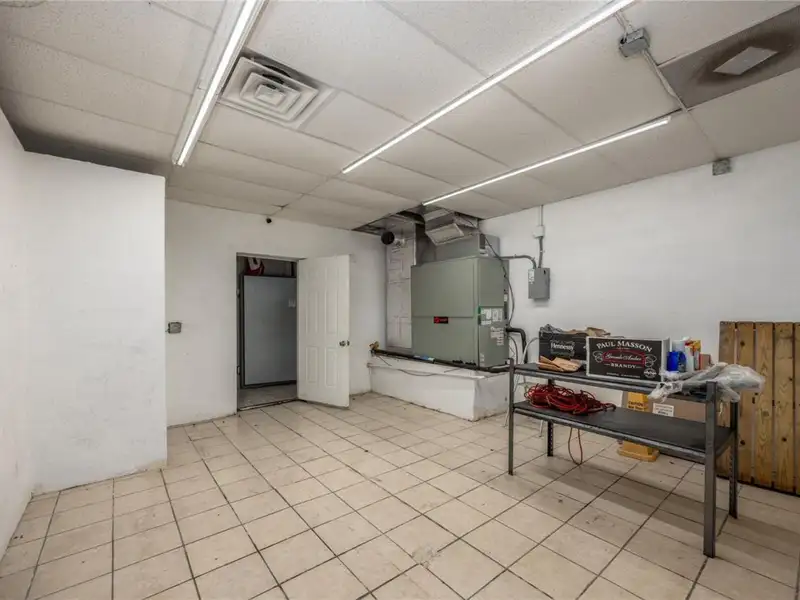 Versatile Commercial Building for Retail or Service Use in High-traffic Location