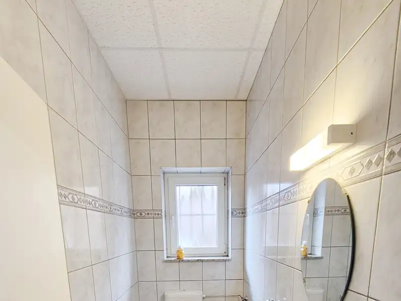 First Floor Commercial Space in Hille with Showroom, Workshop, and Office Areas