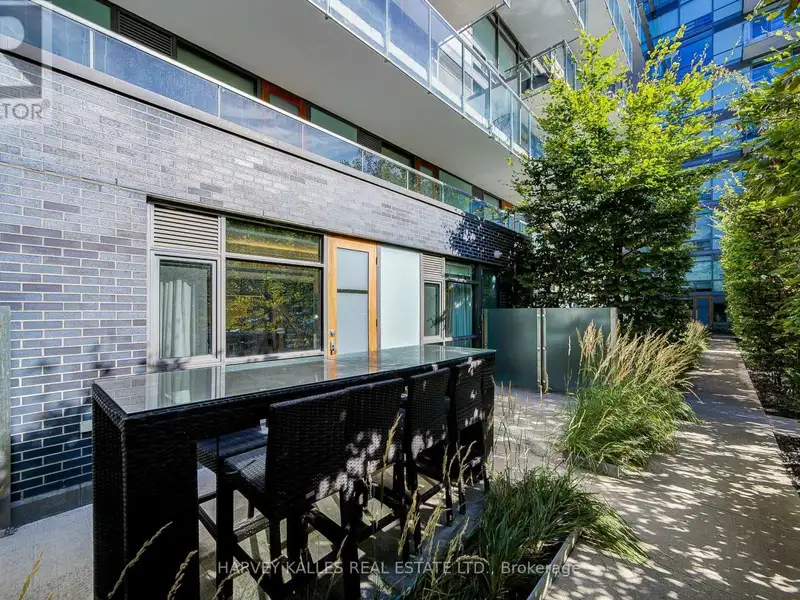 Executive Urban Townhome in King West with Private Entrance and Premium Amenities