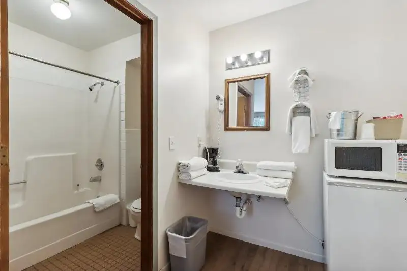 Historic Inn with Guest Suites and Motel Units in Wisconsin Dells