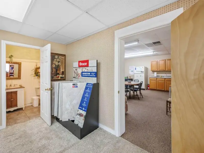 Commercial Property with Showroom and Warehouses on Us Hwy 100 W