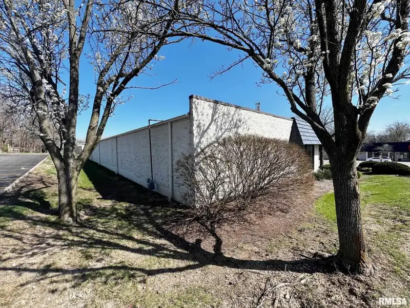 Standalone Commercial Building in Peoria's Metro Centre - High Traffic and Visibility