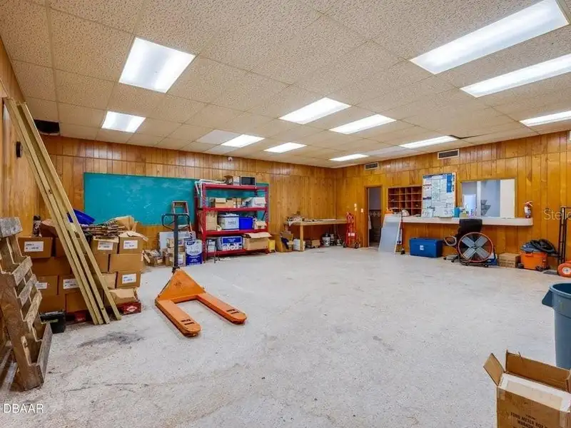 Commercial Building with Yard Space and Office Areas in Ideal Location
