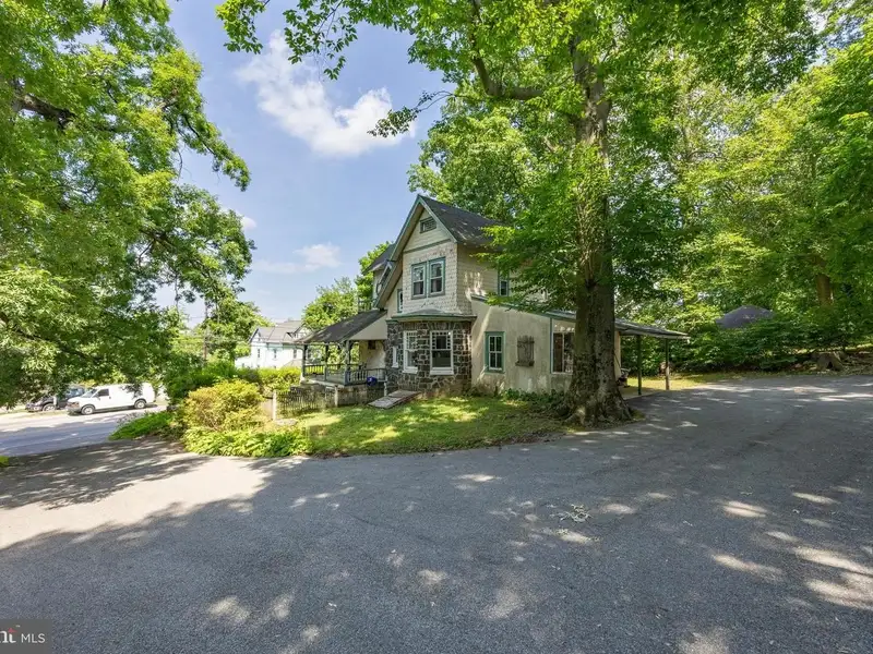 Mixed-use Property in Wayne, Pa: Salon with 1-bedroom Apartment Above
