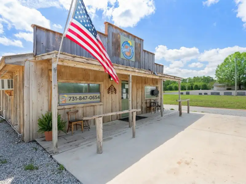Commercial Restaurant on 3.4 Acres in Parsons, Tn with Extensive Equipment and Upgrades