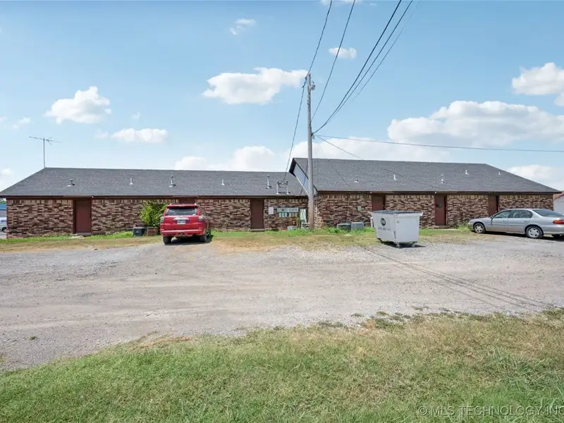 Fully-occupied Office Suite Building in Downtown Checotah with Five Units