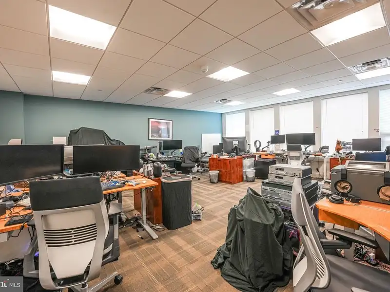 Secure Commercial Office Space in West Metro Plaza - 3101 Sq Ft, Icd 705 Compliant