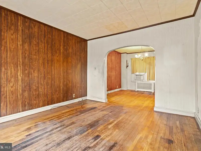 Mixed-use Property with Bar, Residential Space, and Garage in Folcroft Borough