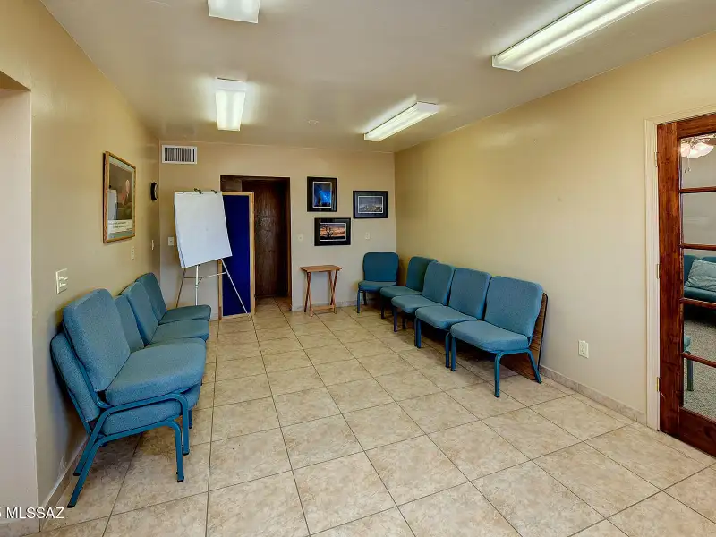 Prime Office Space in Central Tucson with High Visibility and Convenient Amenities